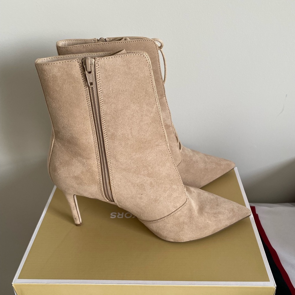 Elegant Tan Lace-Up Ankle Boots - Picture 3 of 7